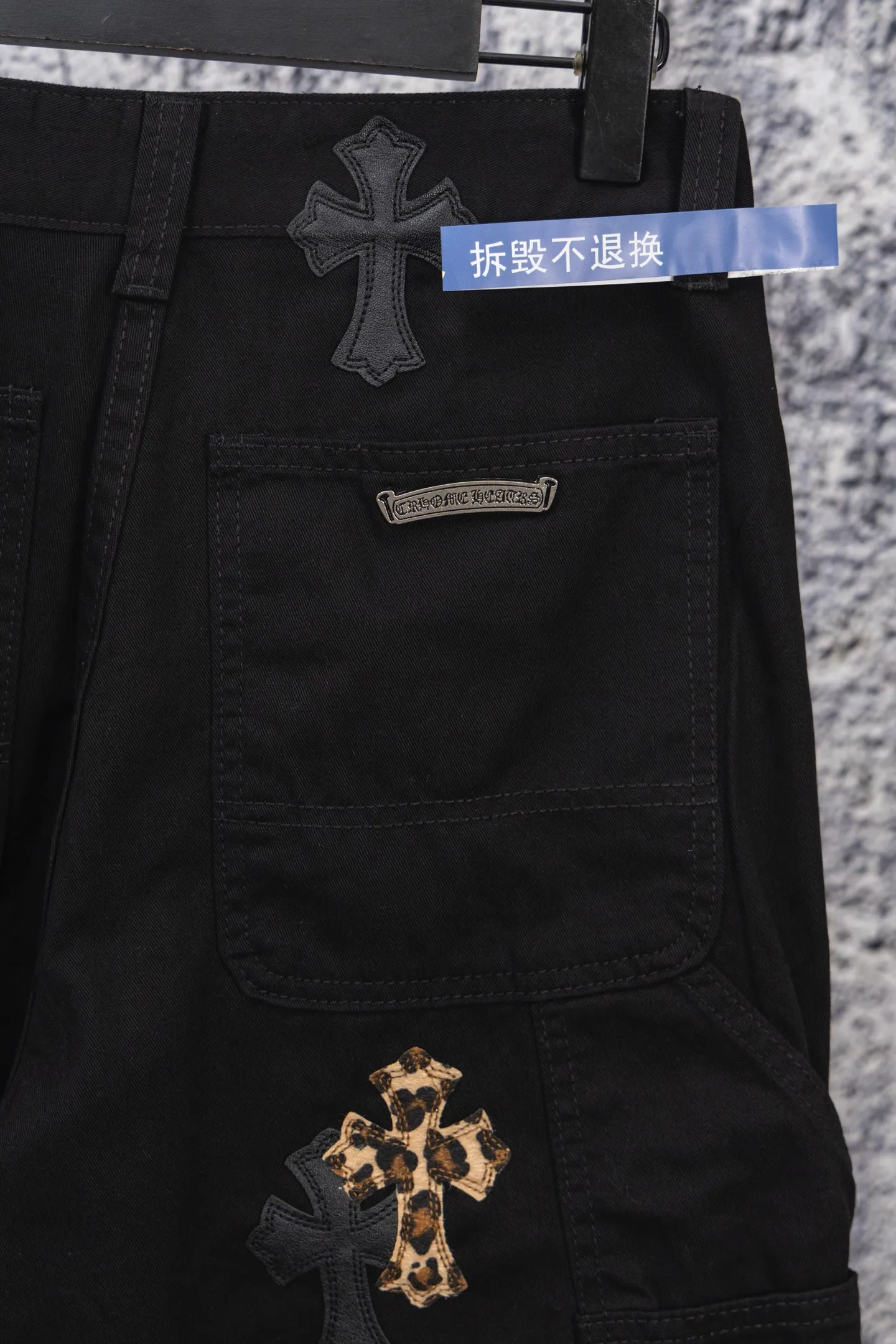 P260 chrome hearts SEVENTEEN-Hoshi Quan Shunrong's new leopard print cross patch leather black jeans vi Top heavy industry fashionable design] Consistent high street luxury style creation. Speaking of this style, the Zangyin family and GU family are definitely the leading representative brands. Especially the Zangyin family has really achieved a state-of-the-art effect in creating high street style. The unique washed material is used to create this style. The color system is quite eye-catching. After it is decorated with patchwork cross flowers, it cleverly highlights the charm of the brand. Secondly, this style uses classic The classic high-waist cutting design highlights the long legs and fashionable temperament of the upper body. The brand is highly recognizable and the slim fit configuration is more suitable for daily wear. It is a product that interprets personality, fashion, and specifications at a glance. This single product is enough to make any fan excited. It can be a white T-shirt for youthful preppy style, or a tight suspender for lady style. It has strong matching ability and can be easily controlled by men.  [Materials and craftsmanship] Needless to say, this point goes without saying. As an excellent craftsman brand, Zangyin’s requirements for details and craftsmanship are really perfect. The washed color of this model has gone through so many processes, not to mention the embellishment of denim appliques. It is also purely hand-made and sewn. Just like what they believe in, only hand-made things have soul and have the meaning of wear. A top-notch heavy-duty fashionable denim item, I look forward to your perfect interpretation! ! Size: 28-36 Color: black